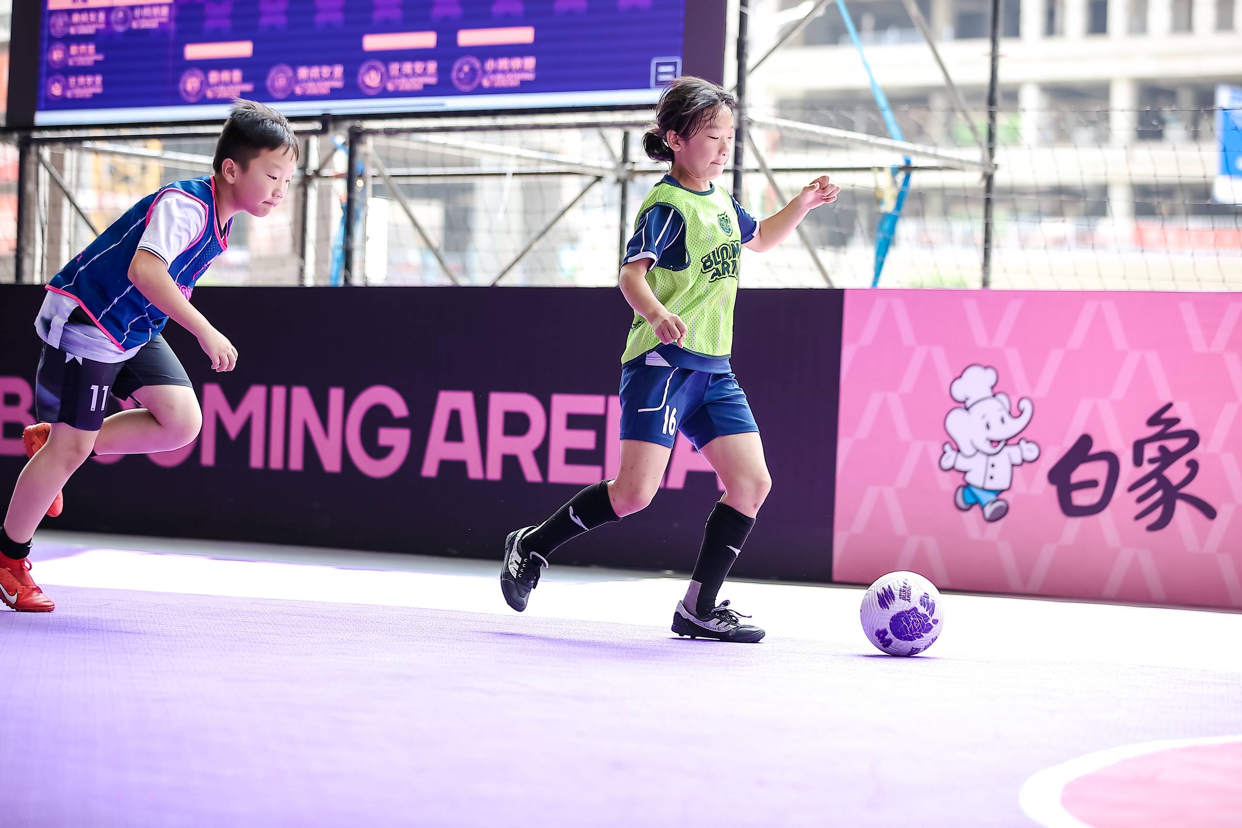 体育竞技场上，女球员展现专业素养