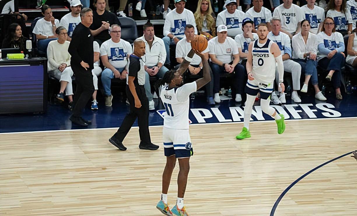 包含森林狼大个子内线抢篮板，率队连胜的词条