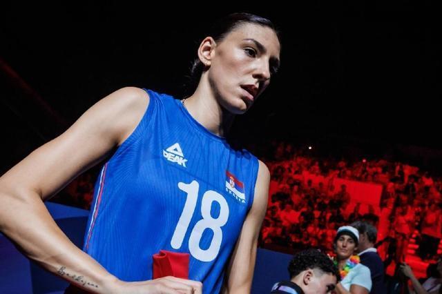 连胜终结！美国队排球赛事中意外逆转获胜