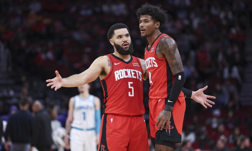 包含爵士三巨头联手，连续三场30+得分突破，公牛冲击季后赛！的词条