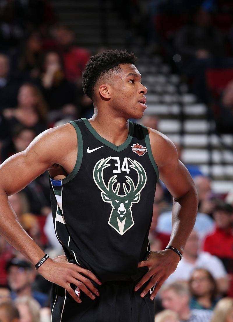 字母哥绝杀时刻，老鹰点燃赛场，全明星入选迎来胜利！